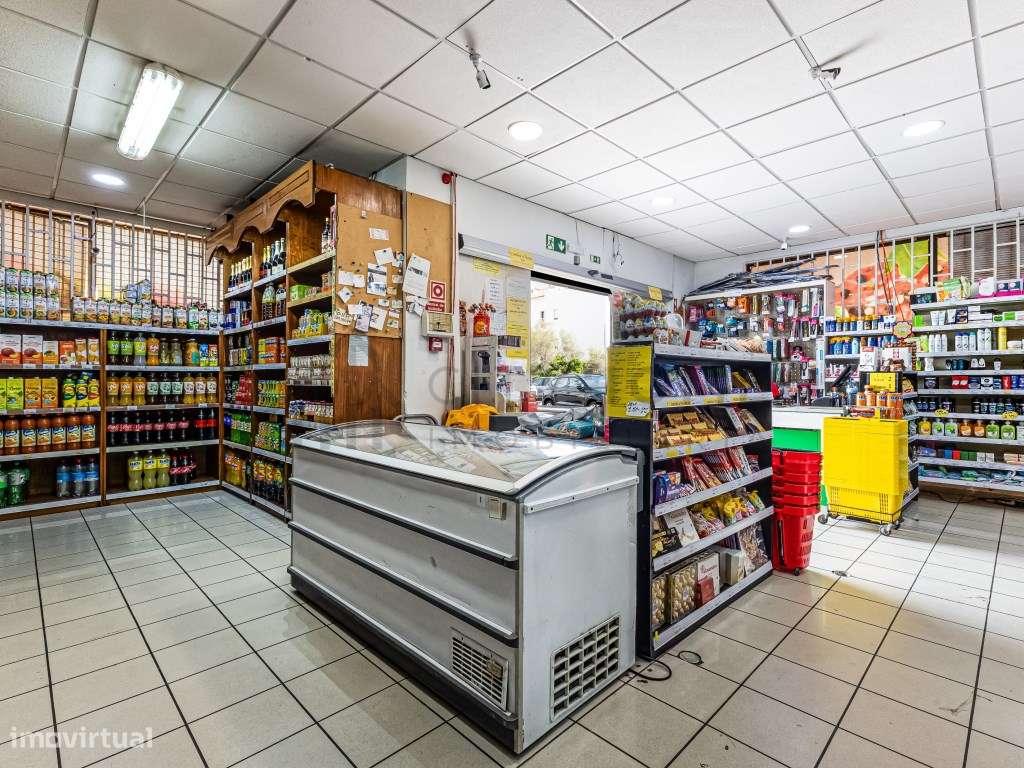 Supermercado em funcionamento no centro de Albufeira-5