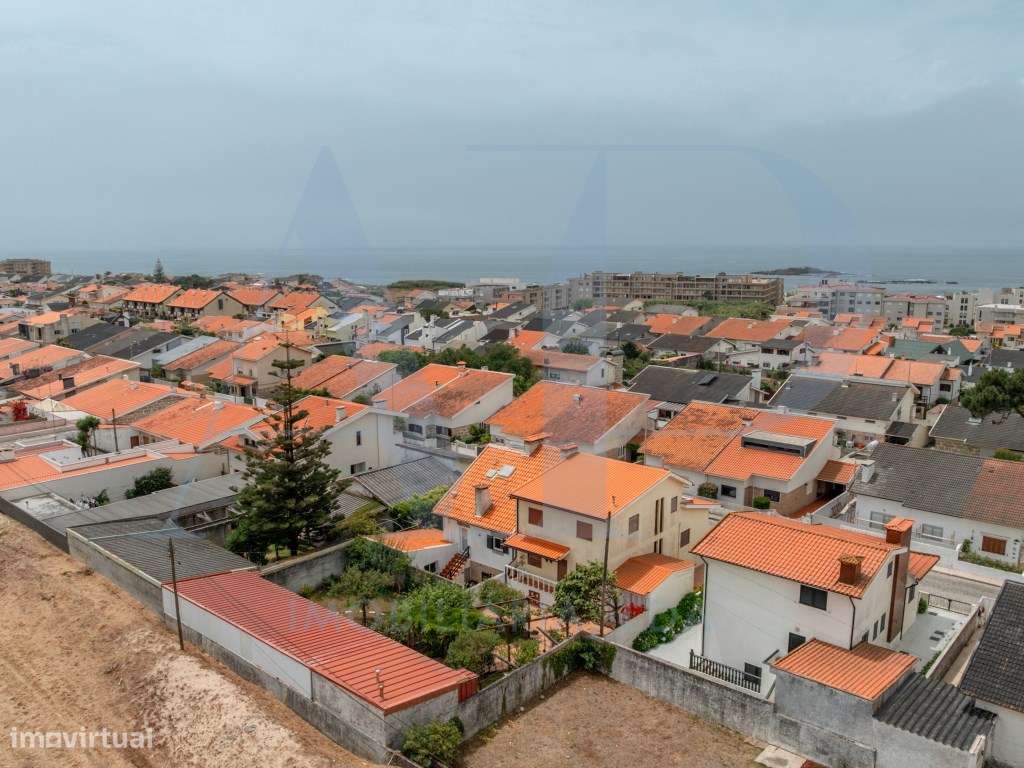 Moradia T3 de três frentes a apenas 400 metros da praia de Mindelo-26