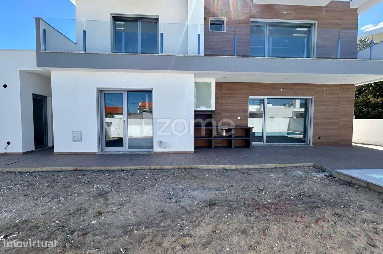 Moradia T4 com piscina, suíte e garagem em Azeitão-0