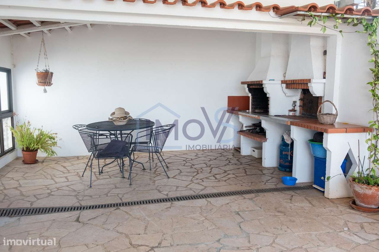 Propriedade com 2 Habitações, Anexo e Poço – Oportunidade Única em Fer-6