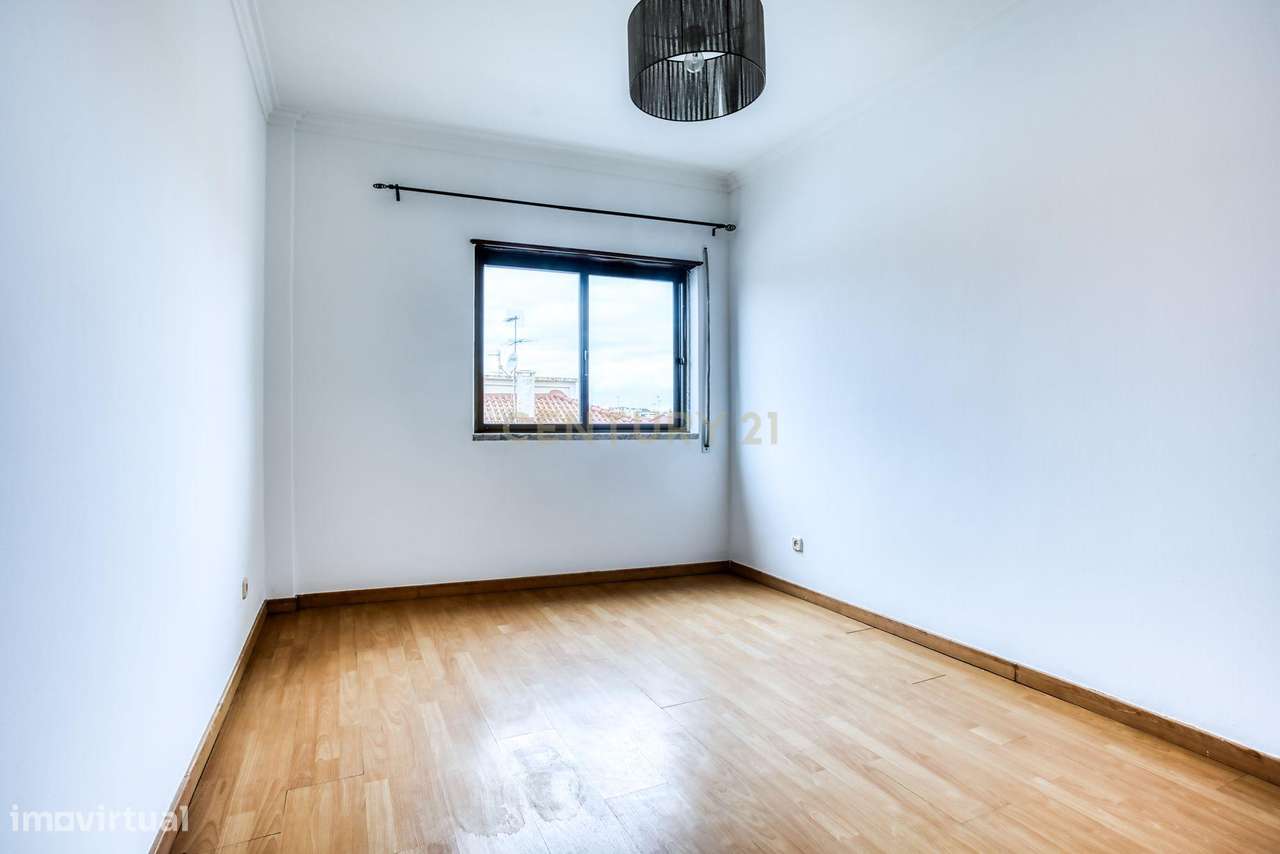 T2 no Seixal – Parcialmente remodelado, com 2 varandas e excelente lum - Grande imagem: 5/21