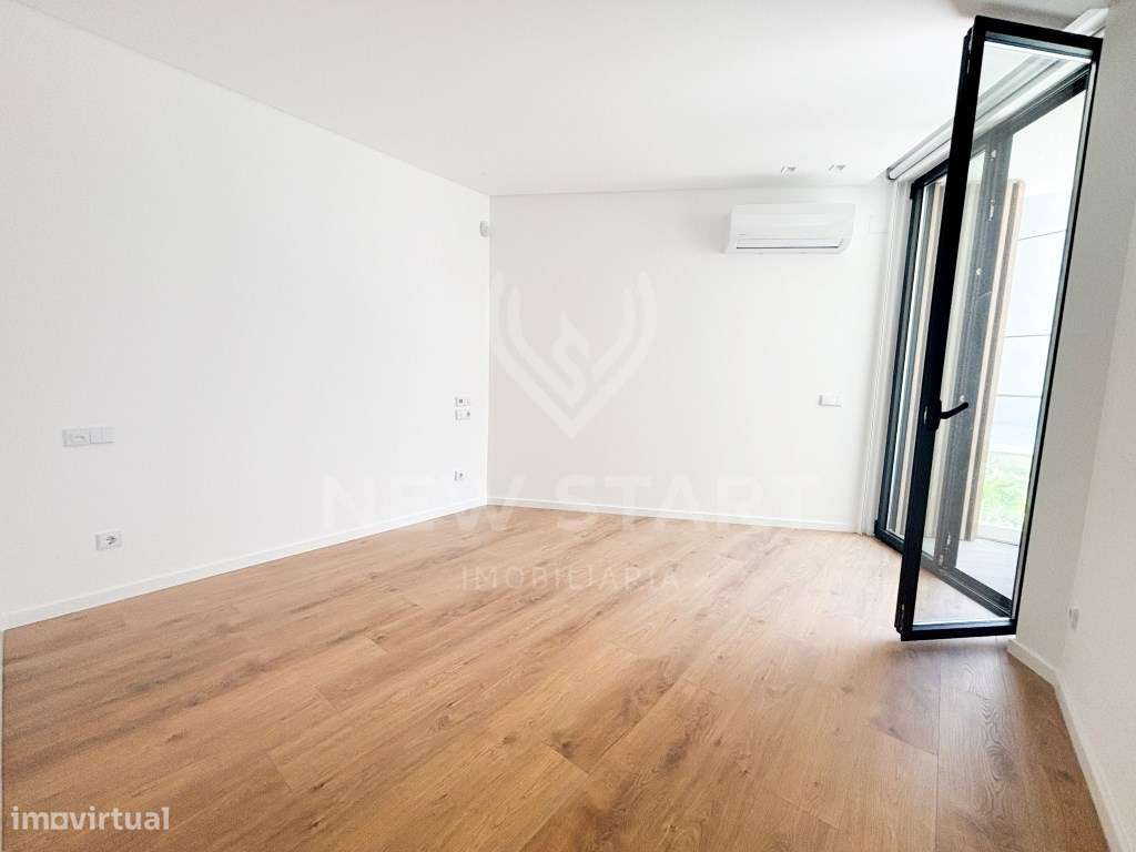 Apartamento T2 Moderno com Varanda e Piscinas no Condomínio Del Mar...-5