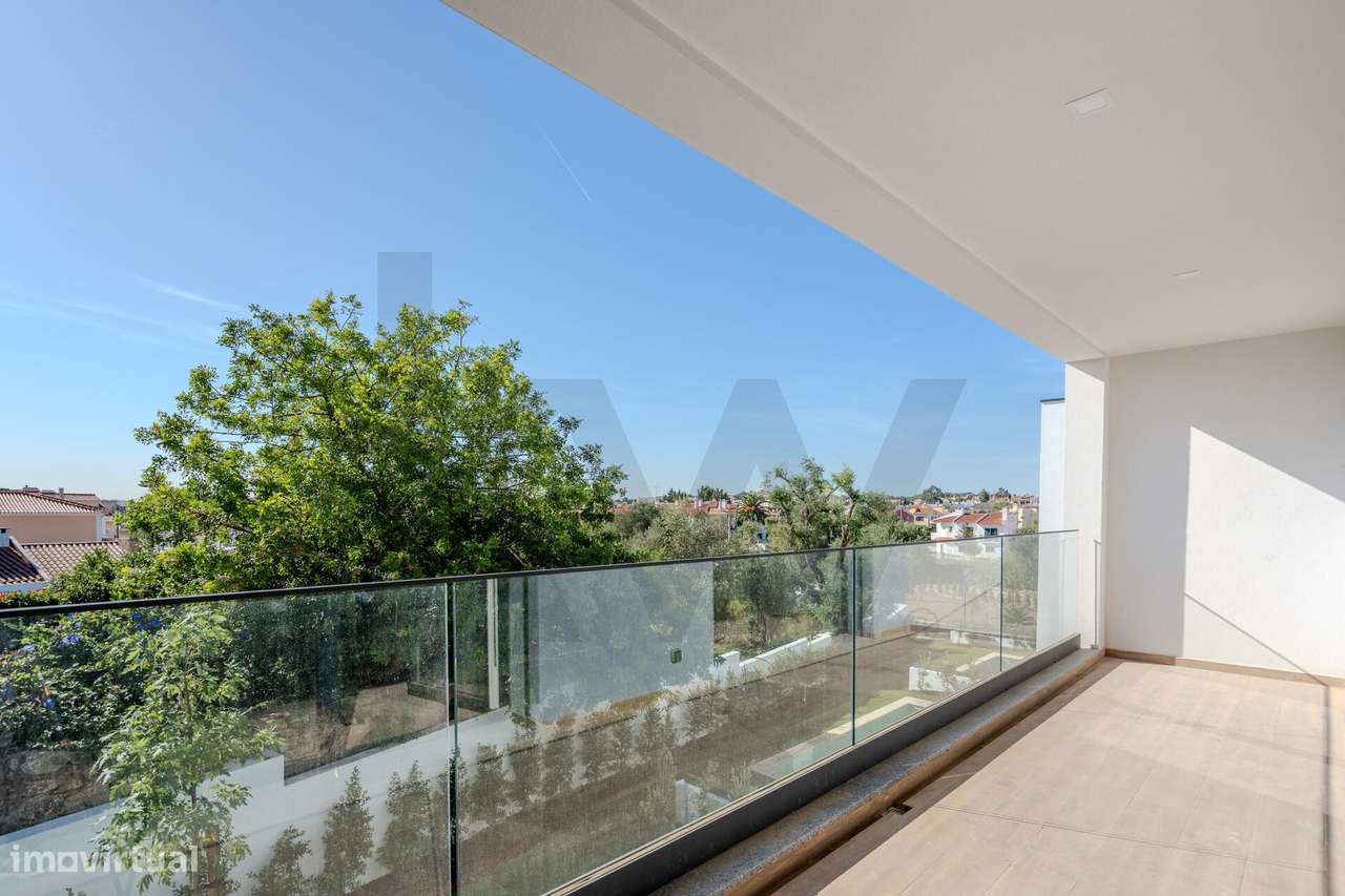 Moradia T4 (+1) em Condomínio Fechado em Cascais com jardim e piscina-29