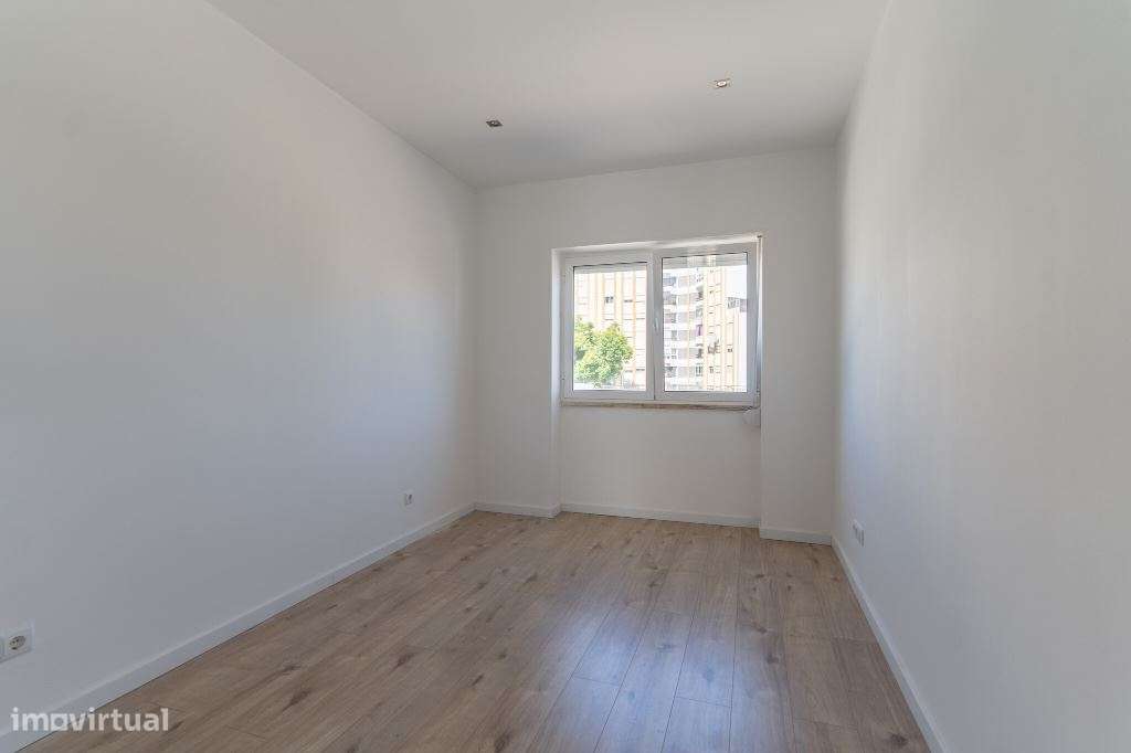 Apartamento T2 1ºandar c/ Varanda - Semi-Renovado no Montijo - Grande imagem: 4/25