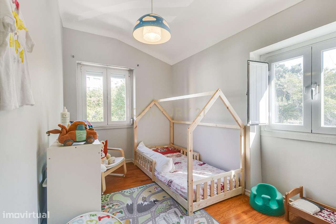 Terreno de 956m2 com duas moradias em Alcântara, Lisboa, uma T4 e T3-48