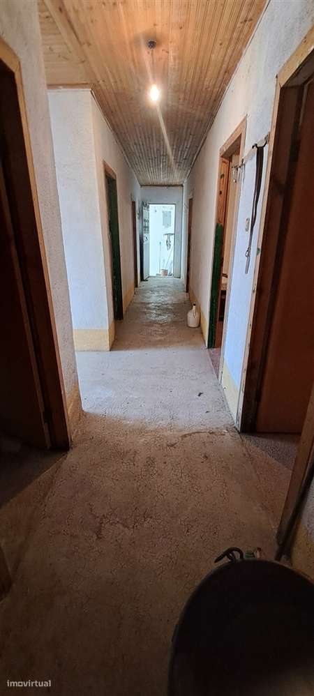 Moradia para restaurar com terreno em S. Martinho de Angueira-23
