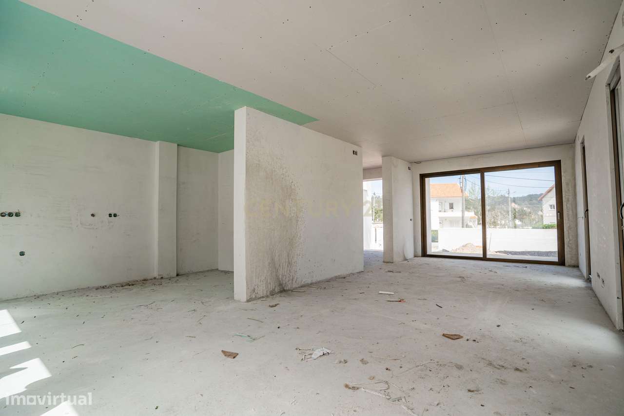 Moradia T3 com Piscina e Jardim em Salir do Porto-27