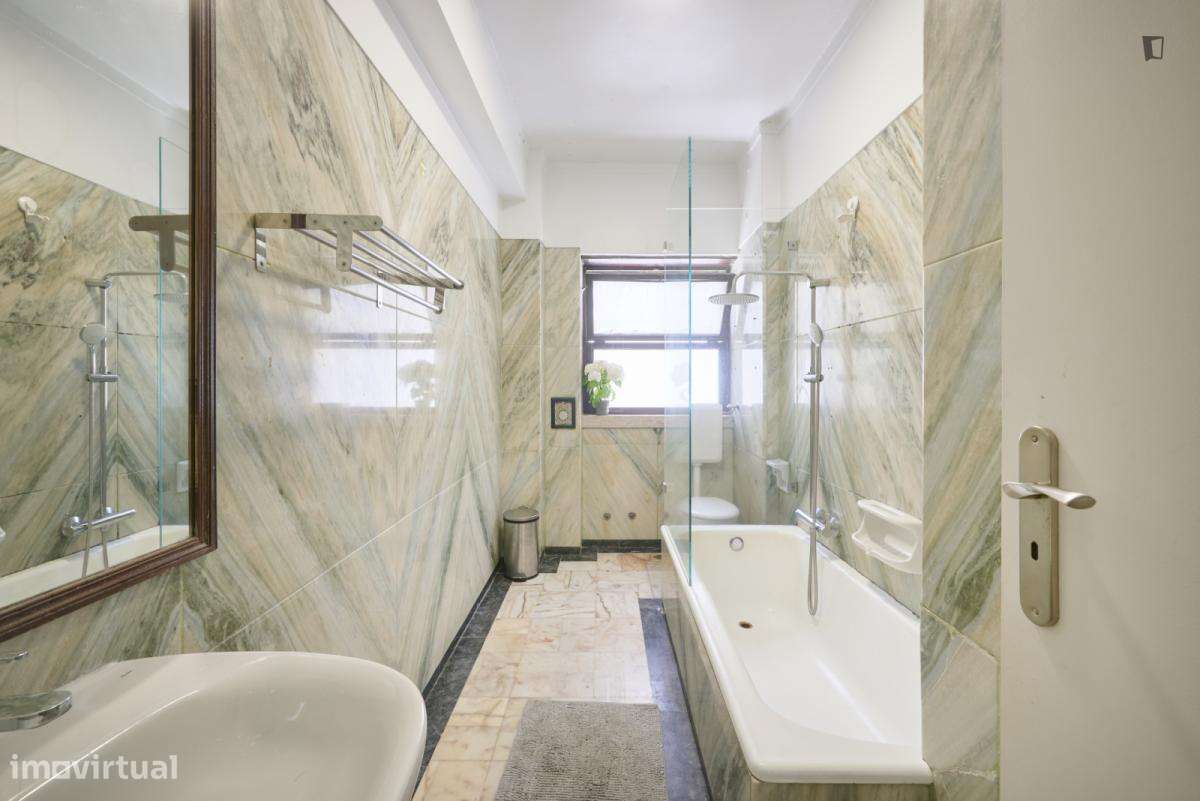 Quarto - localizado em Marquês de Pombal Lisbon - Grande imagem: 5/38