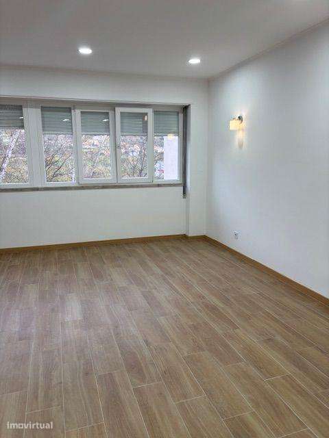 Apartamento T2 totalmente remodelado – Flamenga, Santo António dos Cav - Grande imagem: 4/11