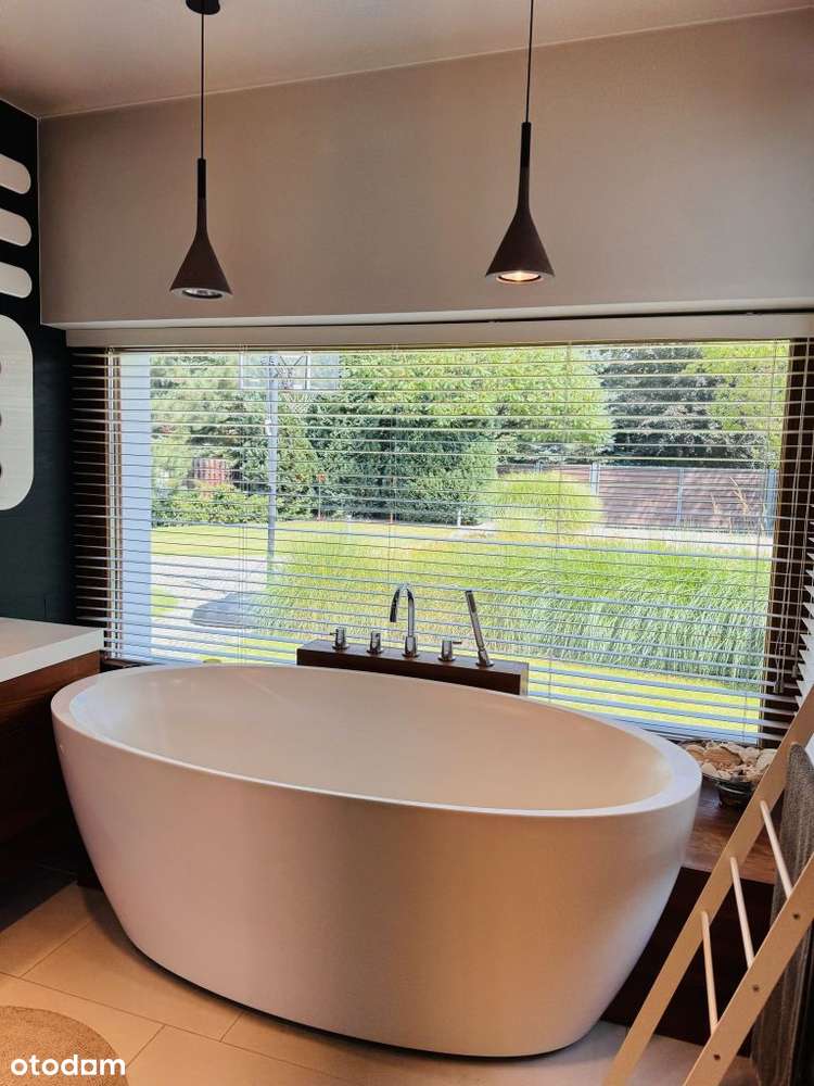 Nowoczesna willa w reprezentacyjnej okolicy. .-7