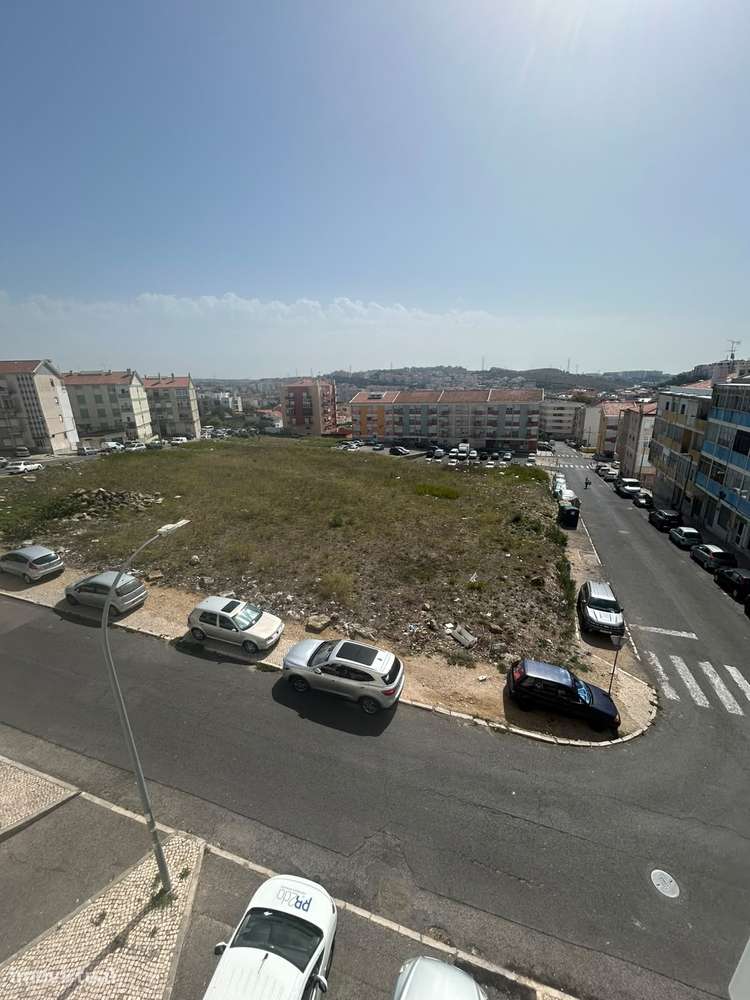 Apartamento T3 com varanda e garagem em Cacém-24