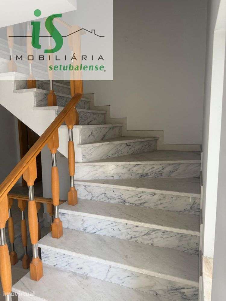 MORADIA T4 NA SOBREDA COM GARAGEM ISOLADA E TERRENO EM GAVETO.-8