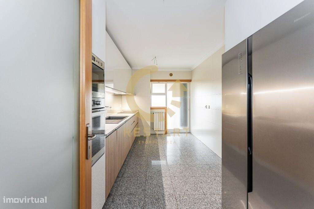 Apartamento T3 com excelente exposição solar, box fechada e junto ao m-48