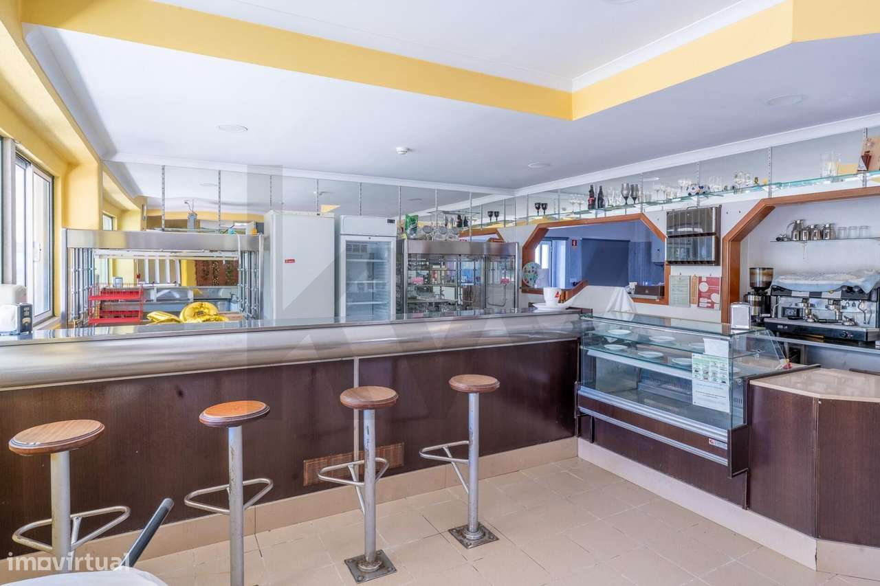 Quinta com 14.920m2 com Moradia T6 e Café em Tomar-22