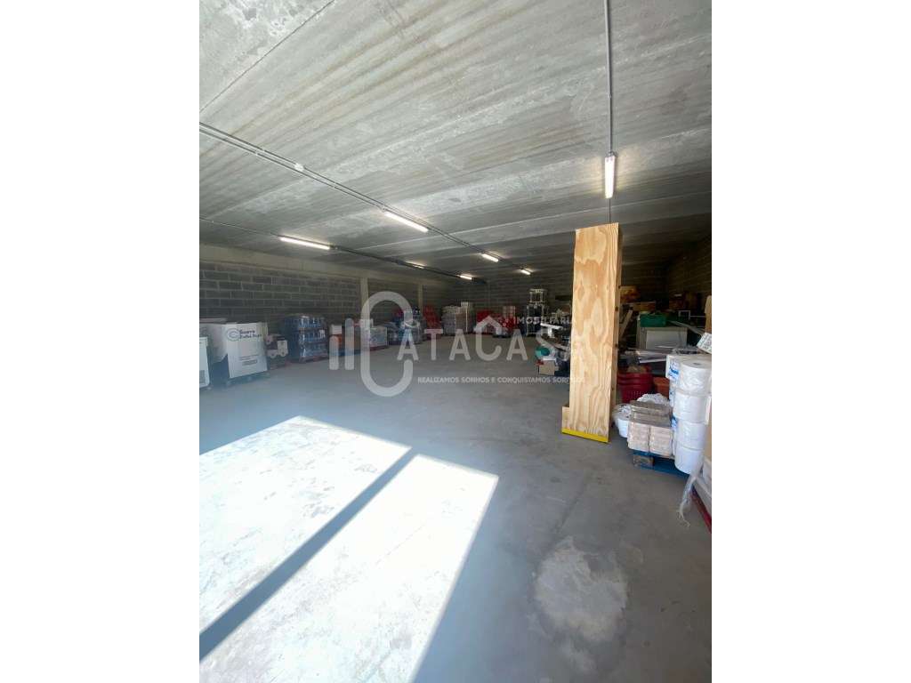 Armazém para arrendamento no centro da Vila de Aguada de Cima - Grande imagem: 2/9