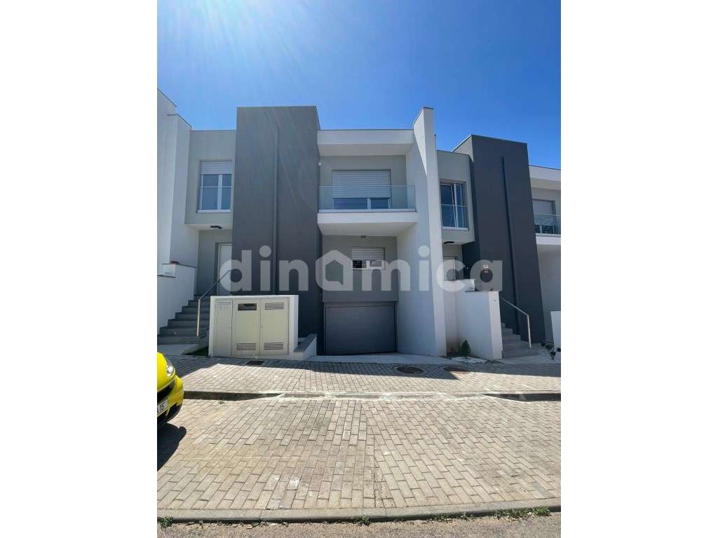 Vivendas T3 Novas - Em Construção | 3 Pisos com Excelentes Áreas - Grande imagem: 2/17