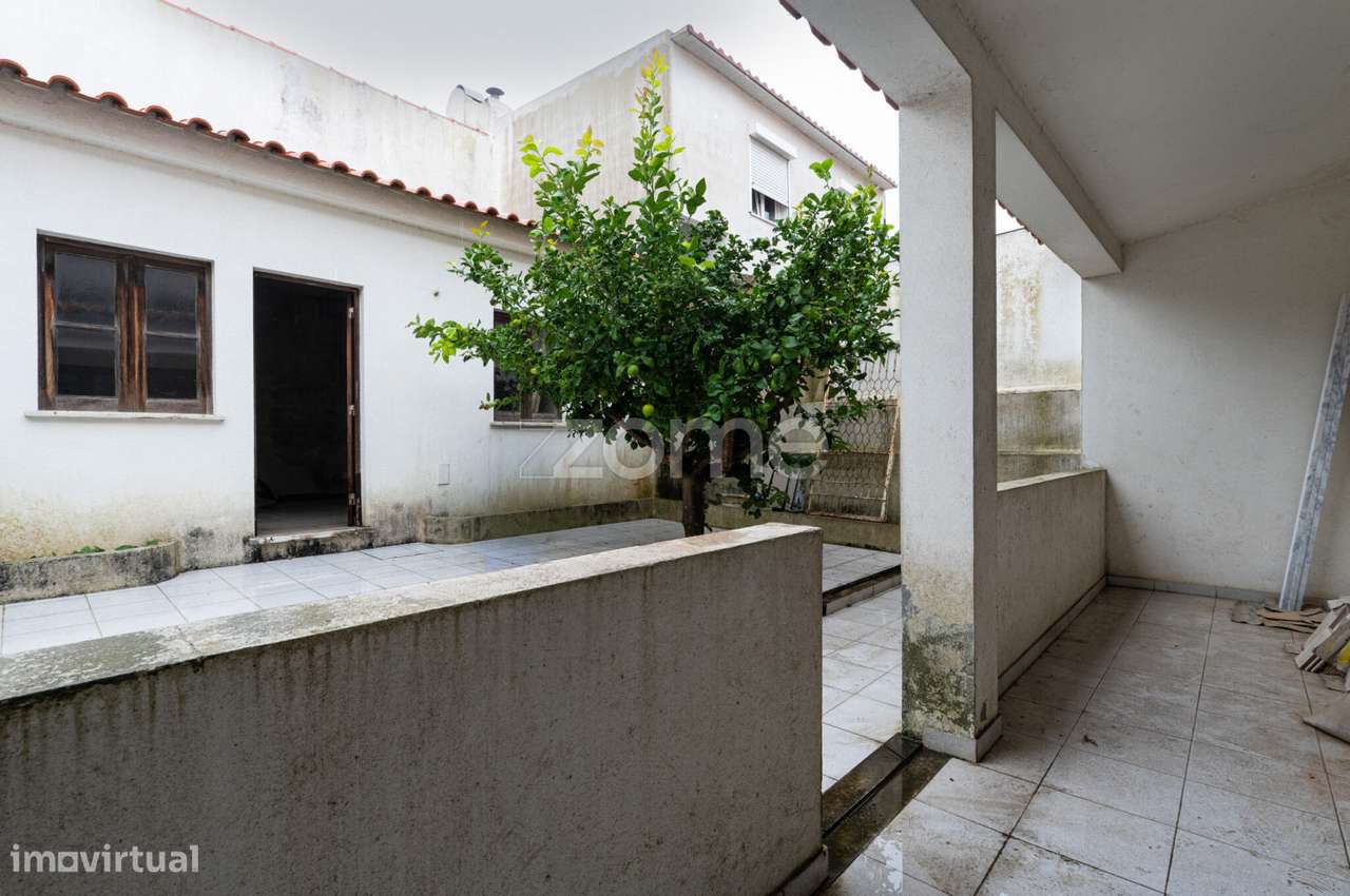 Moradia T3+1 em Manique de Cima a necessitar de acabamentos-19