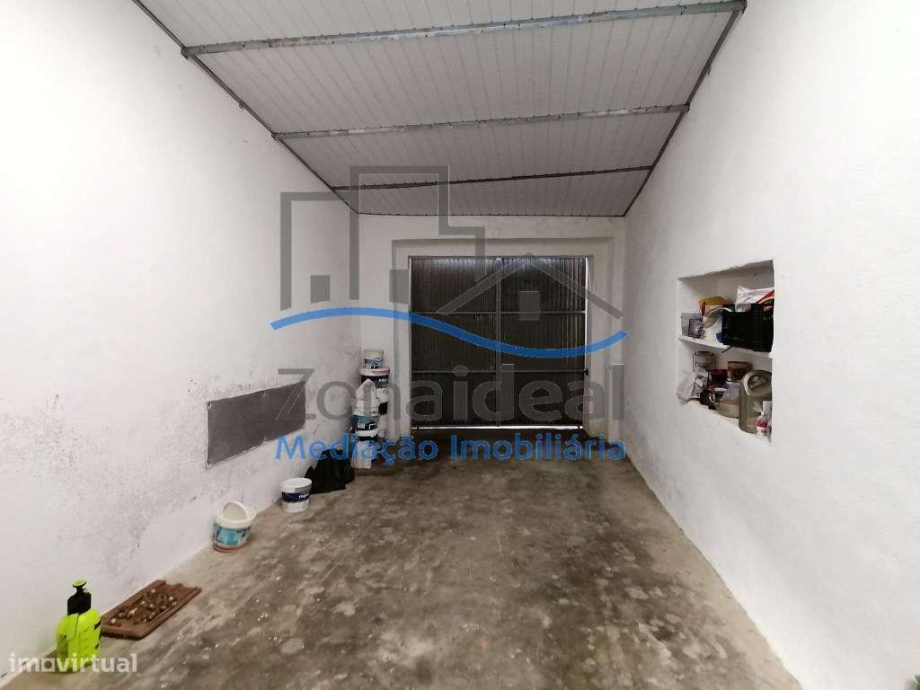 Moradia com dois pisos, nove divisões, anexos, garagem e logradouro...-22