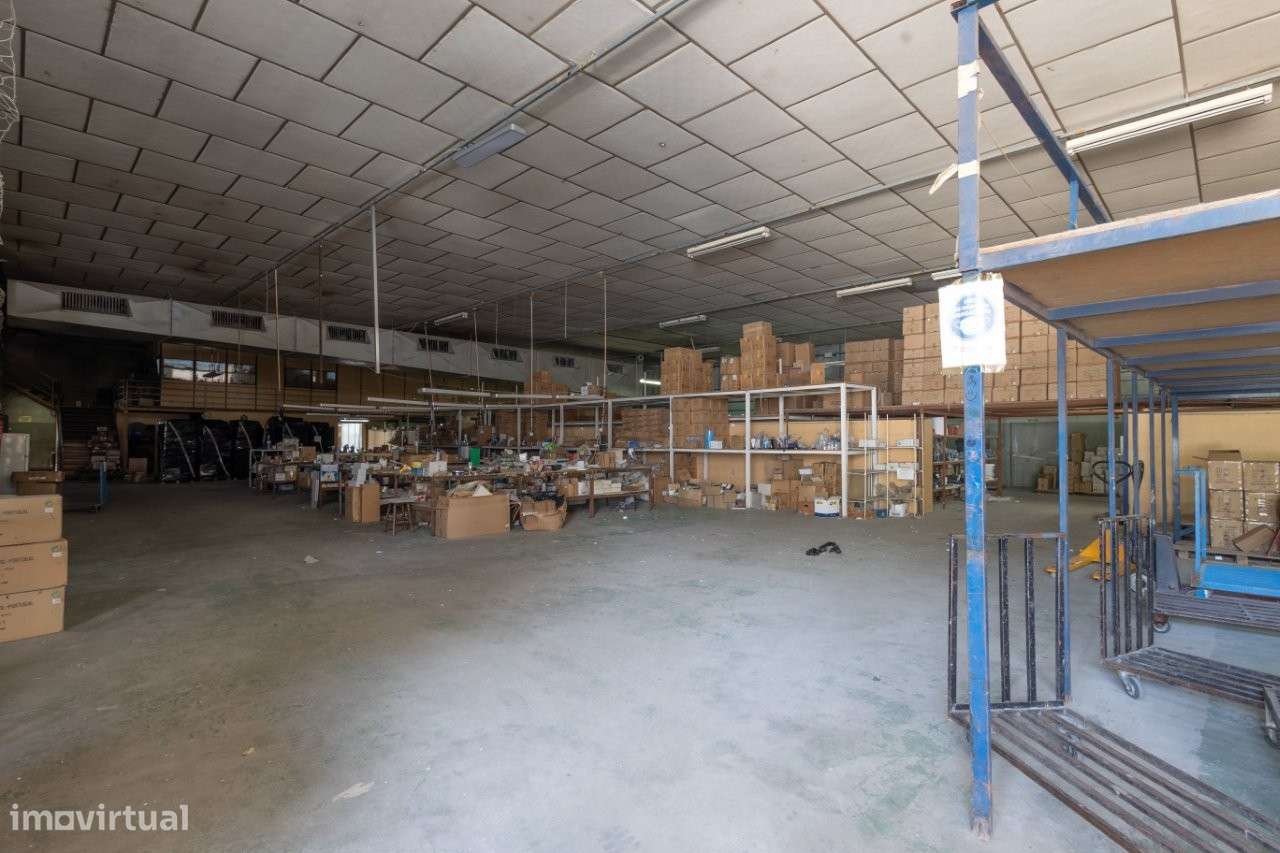 Armazéns com uma área de 5.270m2, em terreno com 14.000m2.-10