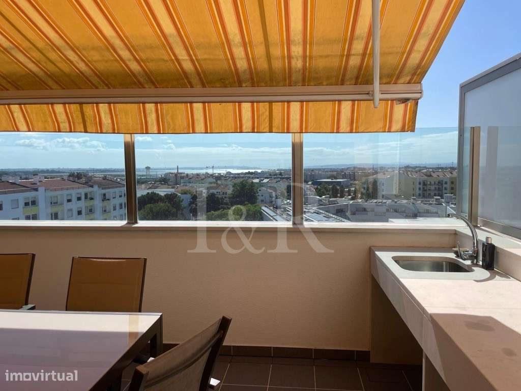 Apartamento T4 duplex com terraço e garagem no Montijo-43