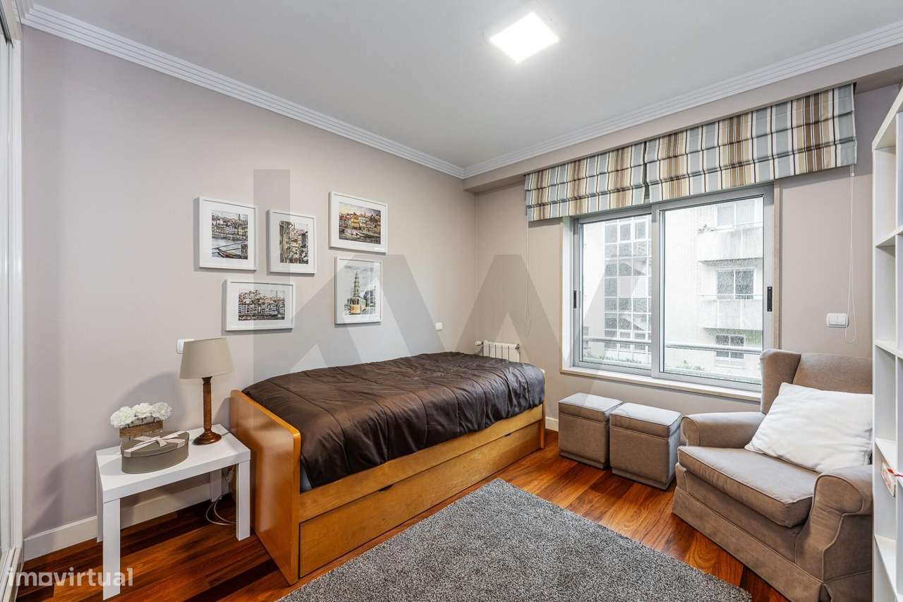 Excelente T5  em Condominio Fechado a Marechal Gomes da Costa, Porto-46