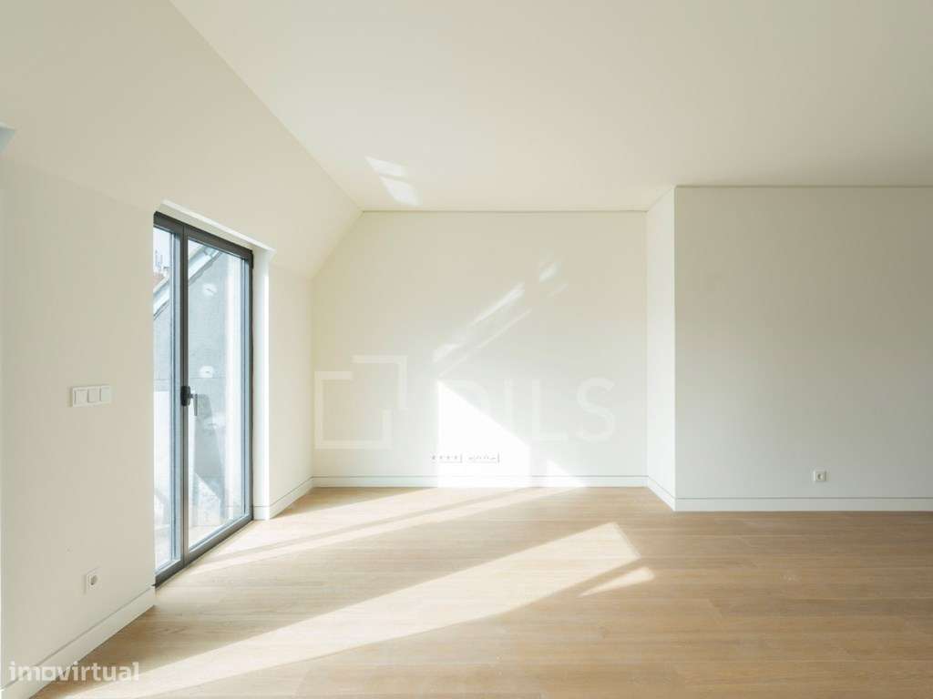 Penthouse T3 com varanda ampla e garagem privada, em Lisboa-15