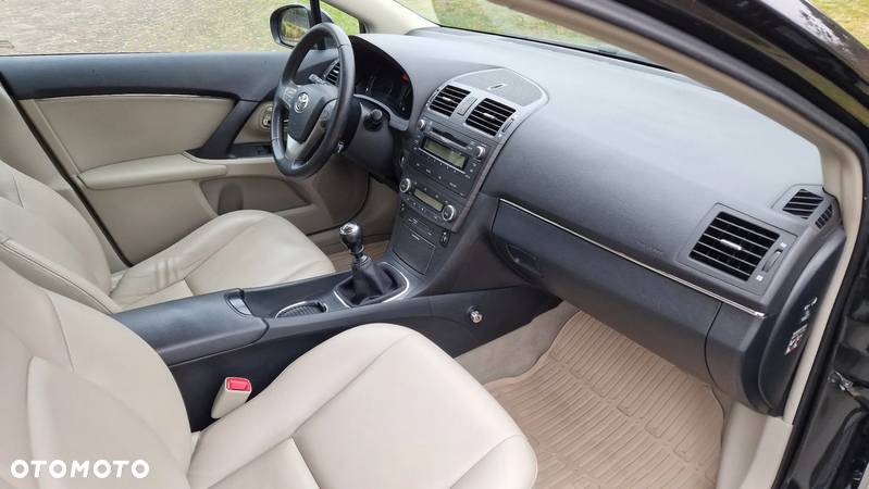Toyota Avensis 1.8 Premium EU5 - 12