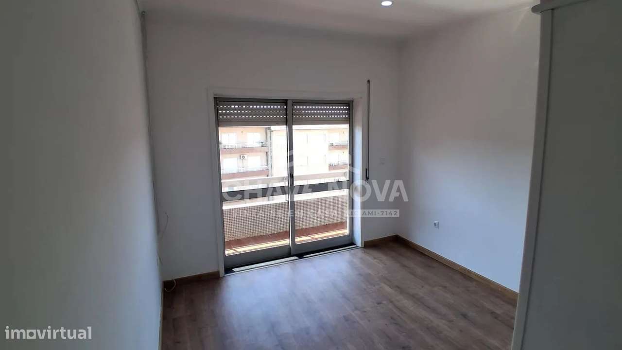 Apartamento T3 com 3 frentes, varandas, garagem e elevador - Fânzeres-11