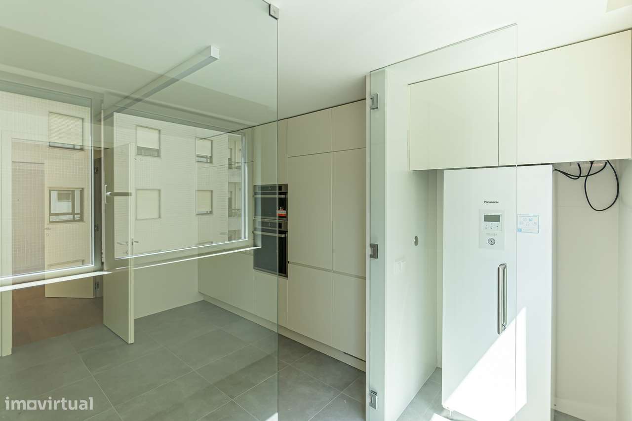 T3 Novo em Condomínio com Jardim, 3 Garagens, Permuta Possível-7