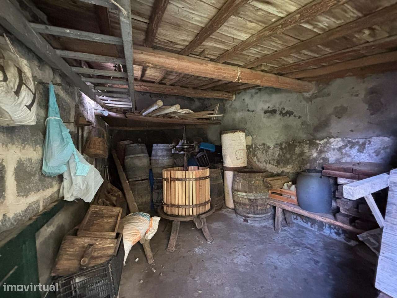 Excelente Oportunidade: Terreno com Adega para Habitação no Centro da-6