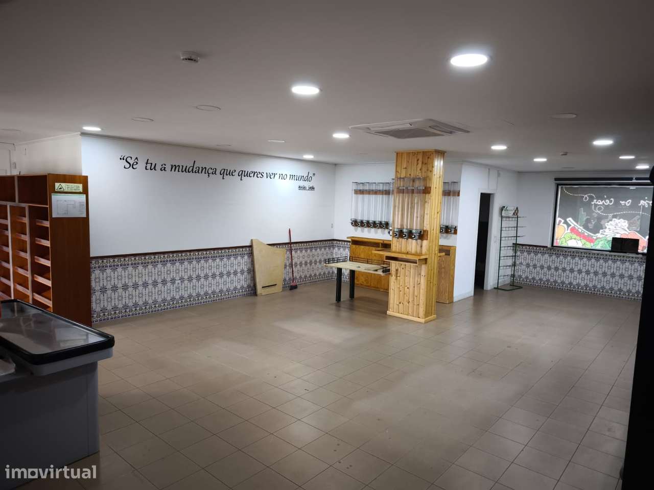 Loja comercial com boa exposição e localização - Póvoa de Sta Iria. - Grande imagem: 4/4