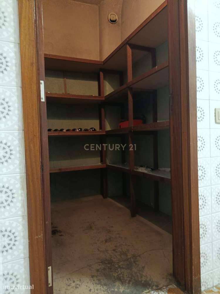 Apartamento T4 na Avenida Fernão de Magalhães — Espaço, Potencial e Di-20