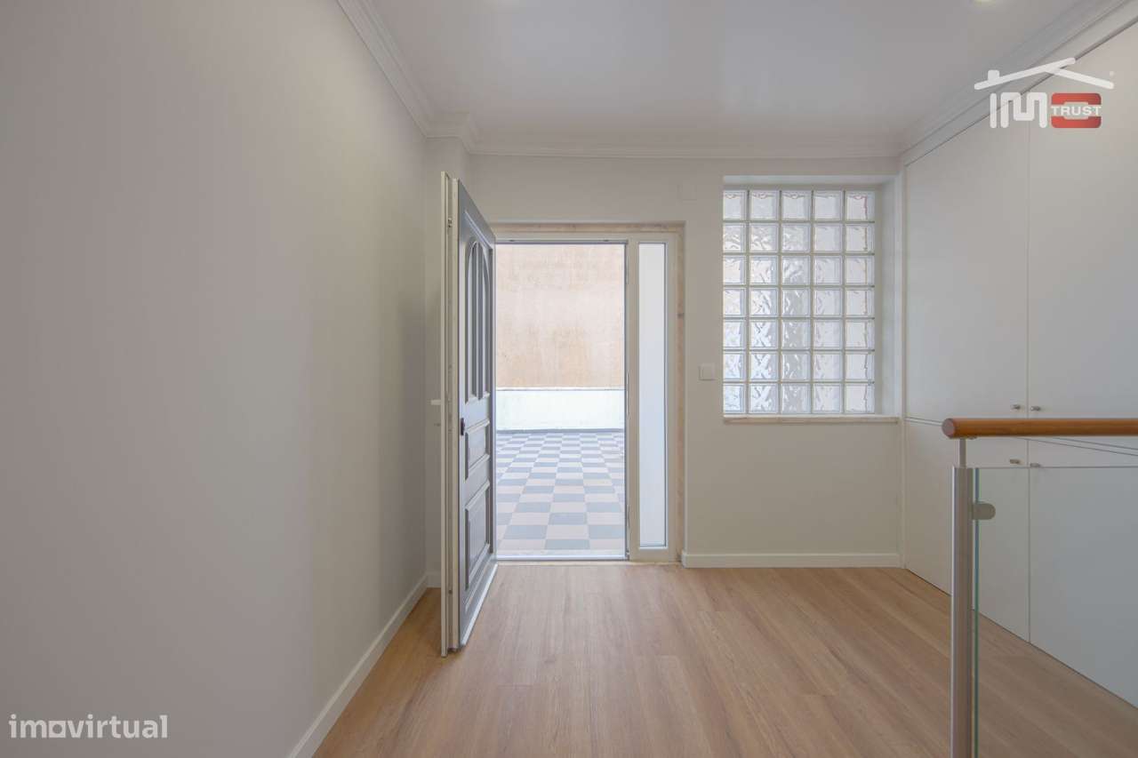 Moradia T4 de Excelência com Box para 4 Viaturas e Ótimos Acessos-19