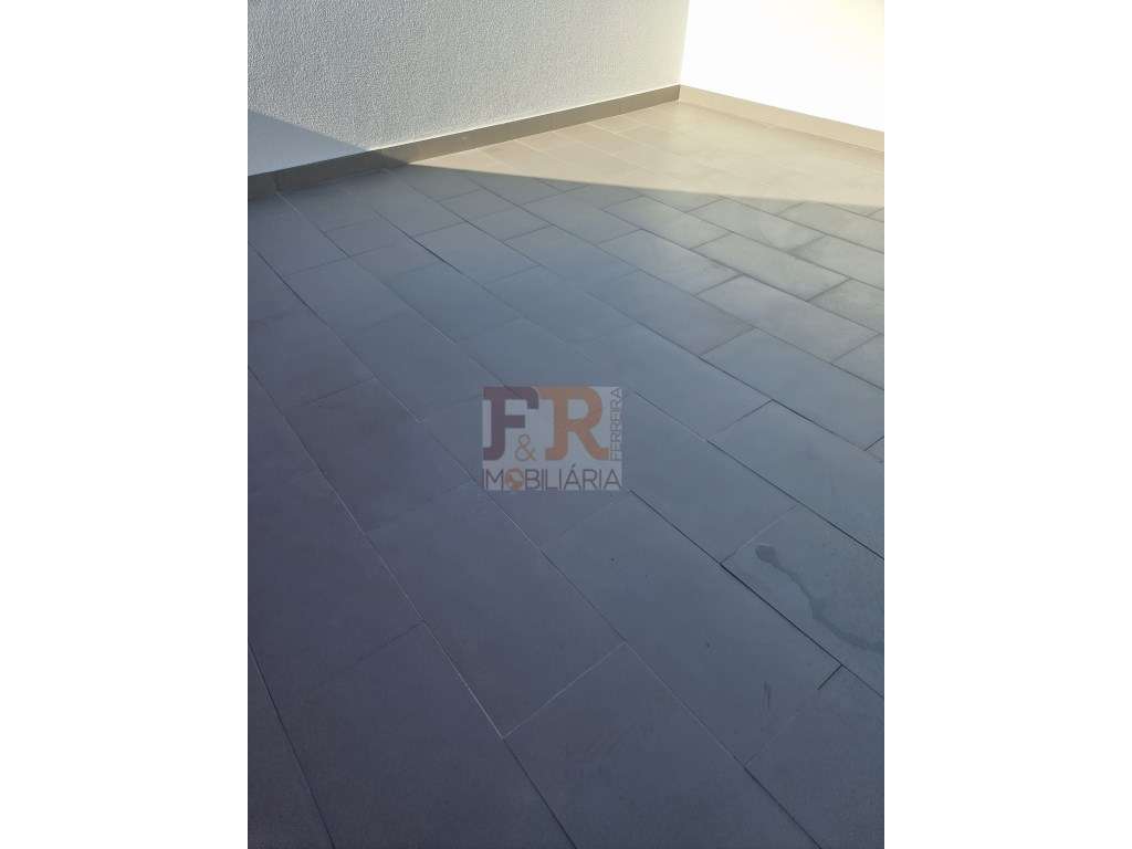Moradia Geminada T3 com garagem e Terraço Quinta do Conde Sesimbra-7