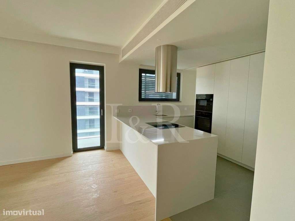 Apartamento T4 com varanda e estacionamento na Praça de Espanha - Grande imagem: 4/80