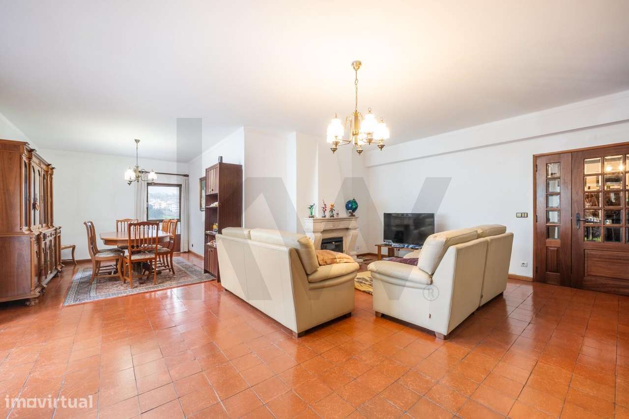 T4 na Avenida Elísio de Moura - Grande imagem: 4/48