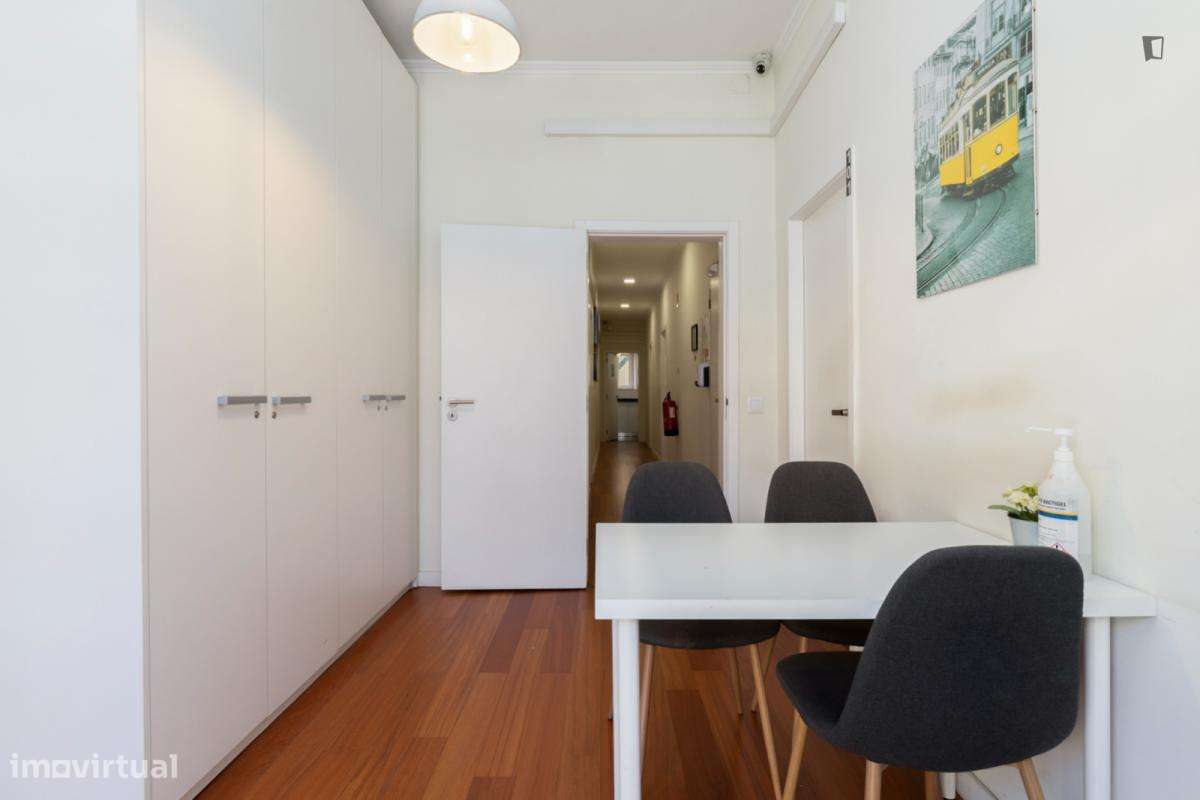 Quarto - localizado em Intendente Lisbon - Grande imagem: 3/8