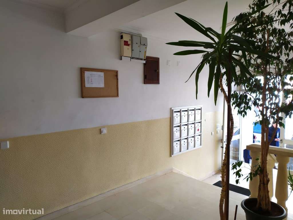 T2 remodelado e semiequipado em Queluz-21