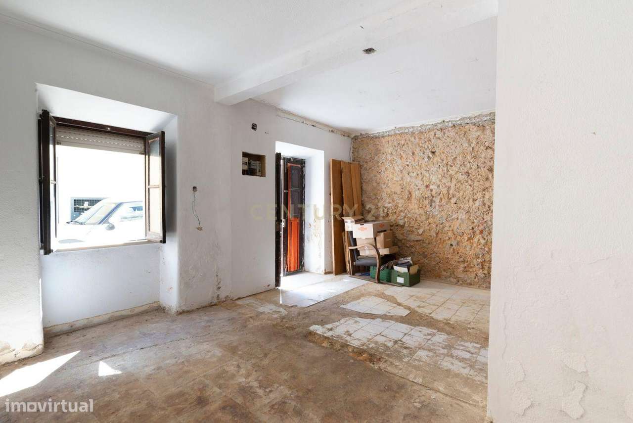 Prédio com dois apartamentos T1 em propriedade horizontal em Almada Ve-14