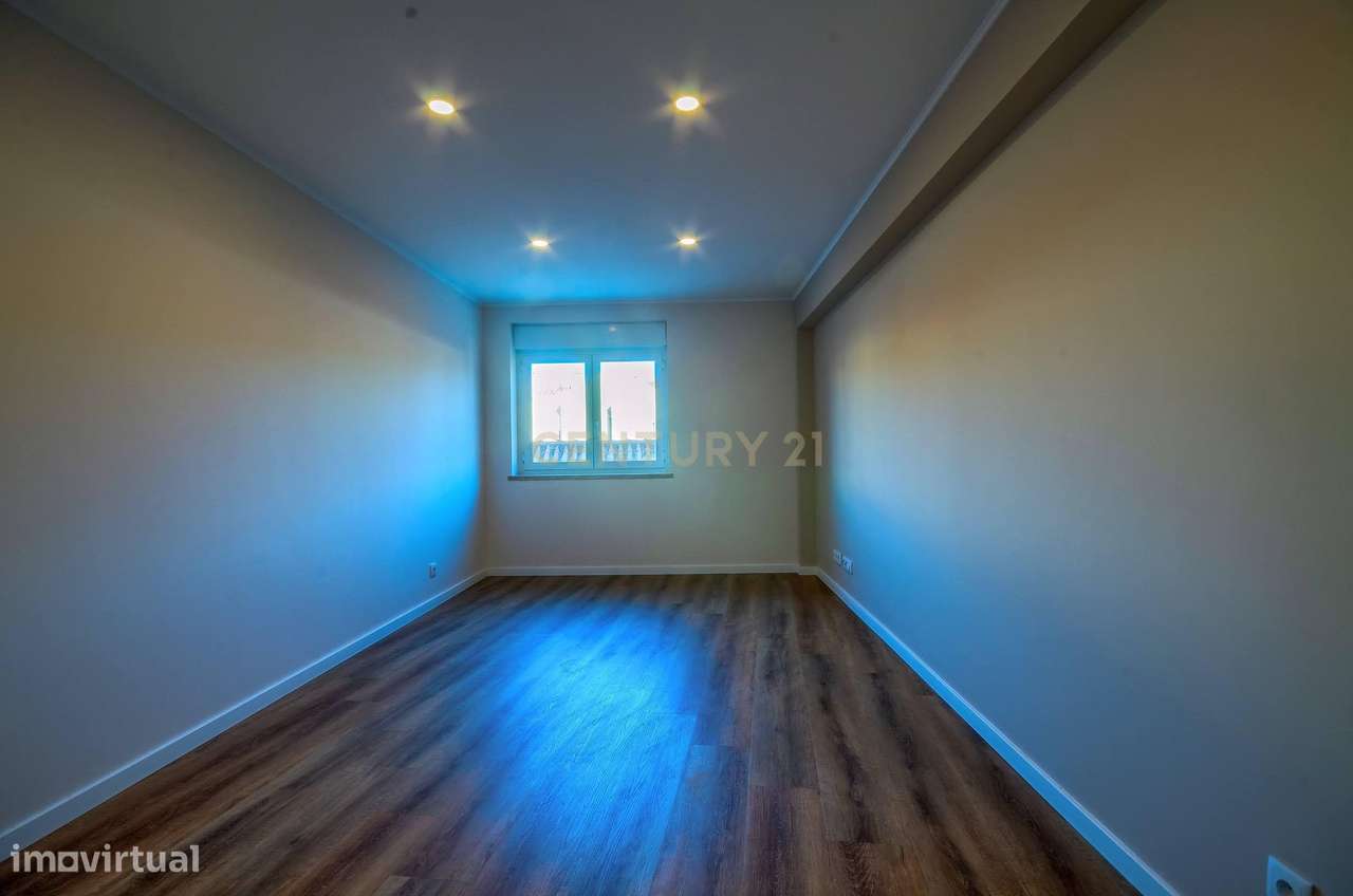 Apartamento T3 com parqueamento frente ao Parque D. Carlos I-6