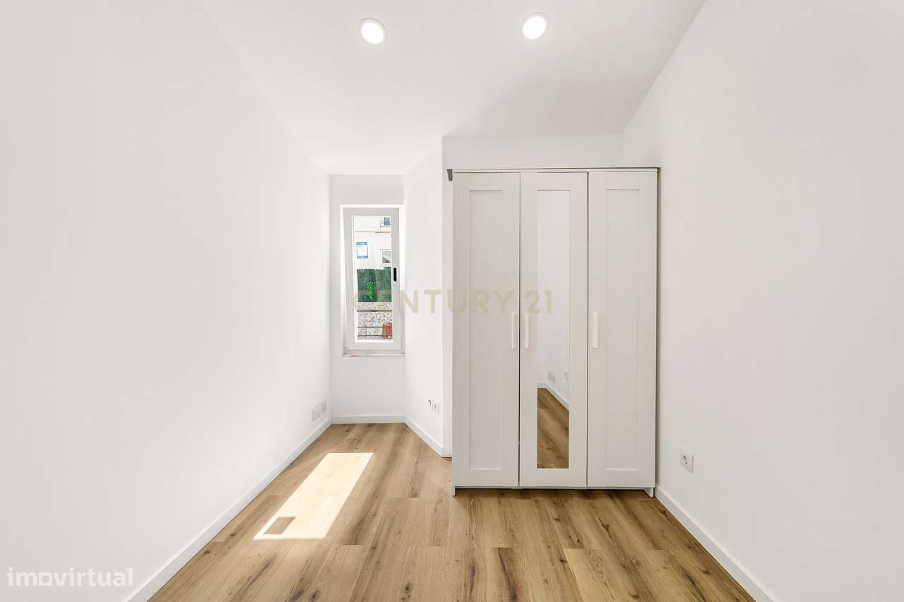 Prédio Totalmente Renovado com 2 apartamentos T1 e espaço exterior no-30