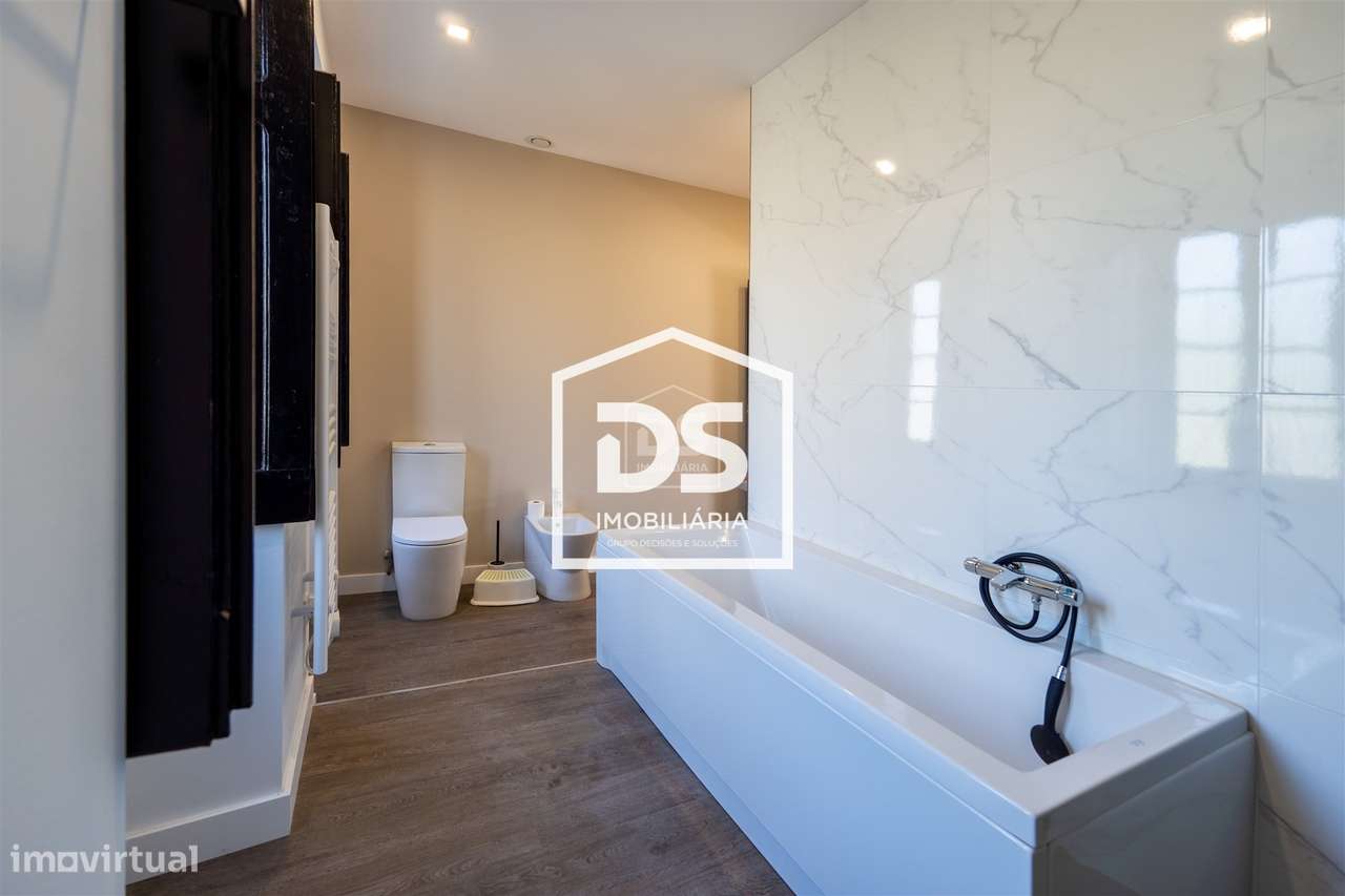 Moradia T4 + T1 com amplo terreno e espaços de lazer em Juncal, Porto-30