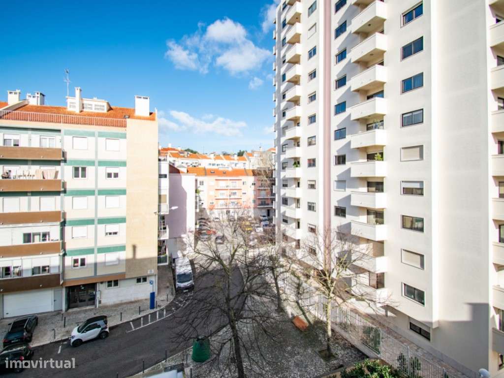 Apartamento T1 Renovado na Estrada de Benfica-17