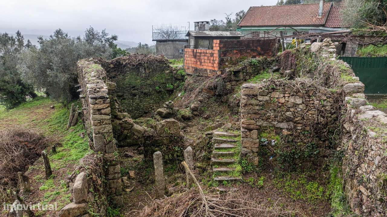 Ruínas com terreno em São Lourenço da Montaria, junto às cascatas do R - Grande imagem: 5/35
