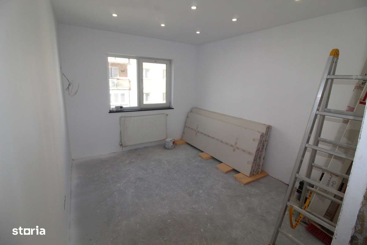 Vând apartament 4 camere în Hunedoara, zona Micro5-Dornica, etaj 2...-5