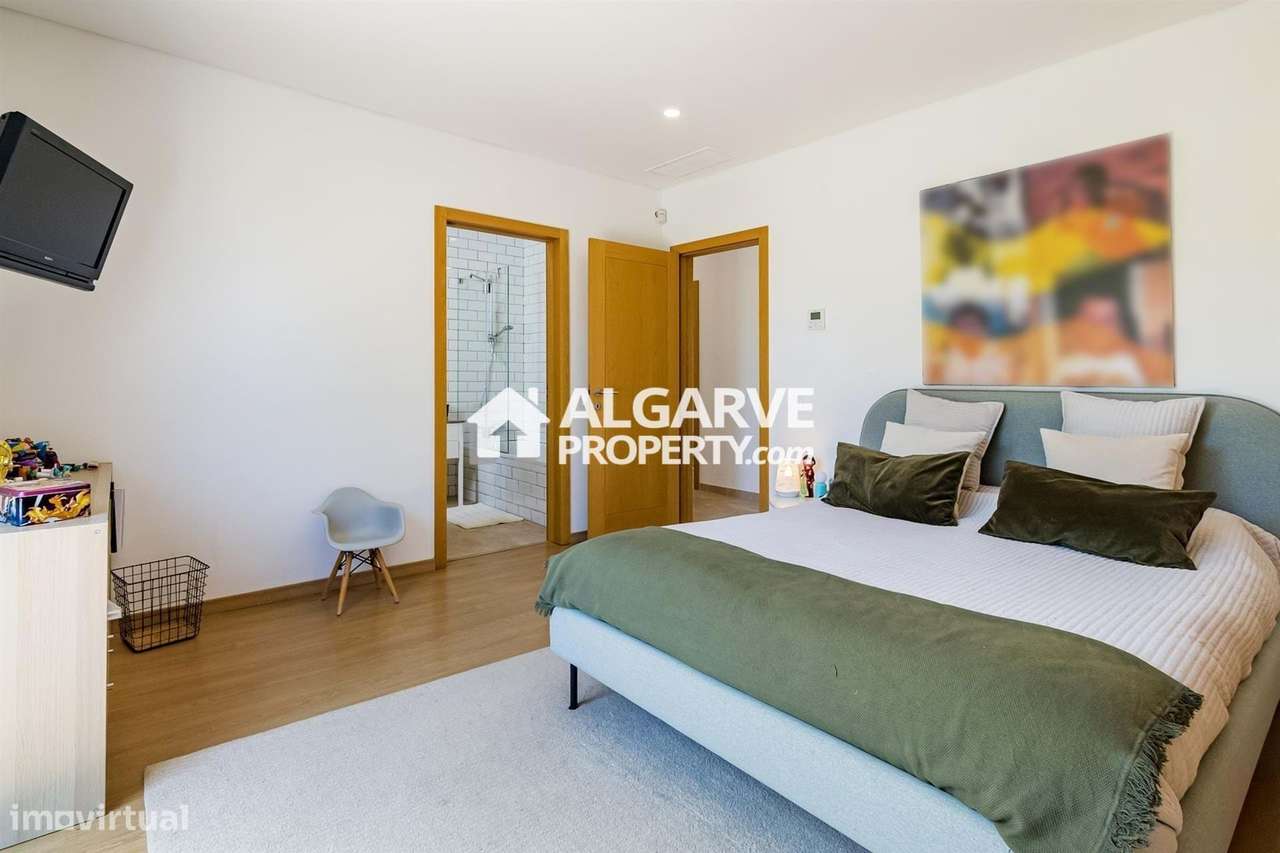 Moradia V4 com garagem e piscina aquecida em Almancil - Grande imagem: 4/50