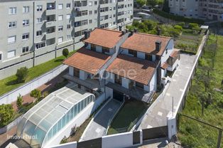 Moradia T5 com garagem e jardim, Areosa - Rio Tinto.