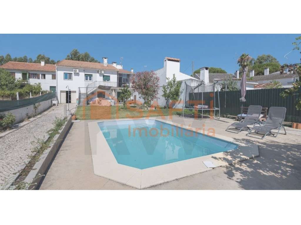 Moradia T5 com Piscina + Garagem para 3 Carros Oportunidade Imperdível-0
