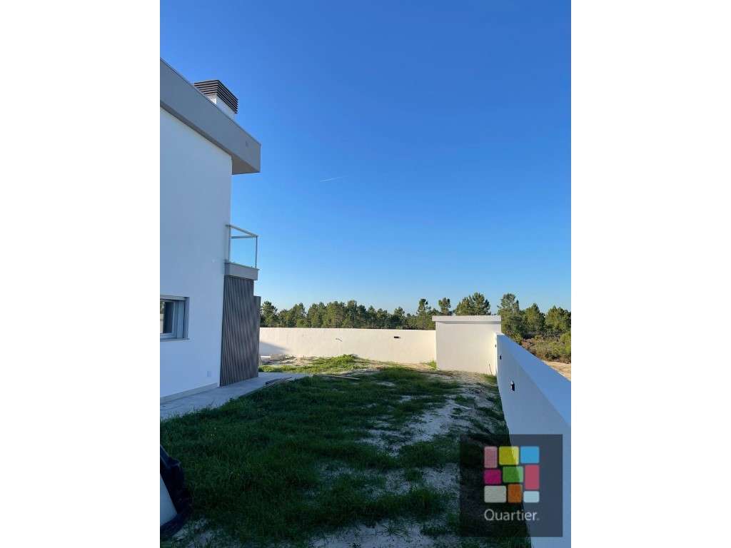 Moradia T4 em Azeitão - Conforto, Espaço e Qualidade de Vida!-15