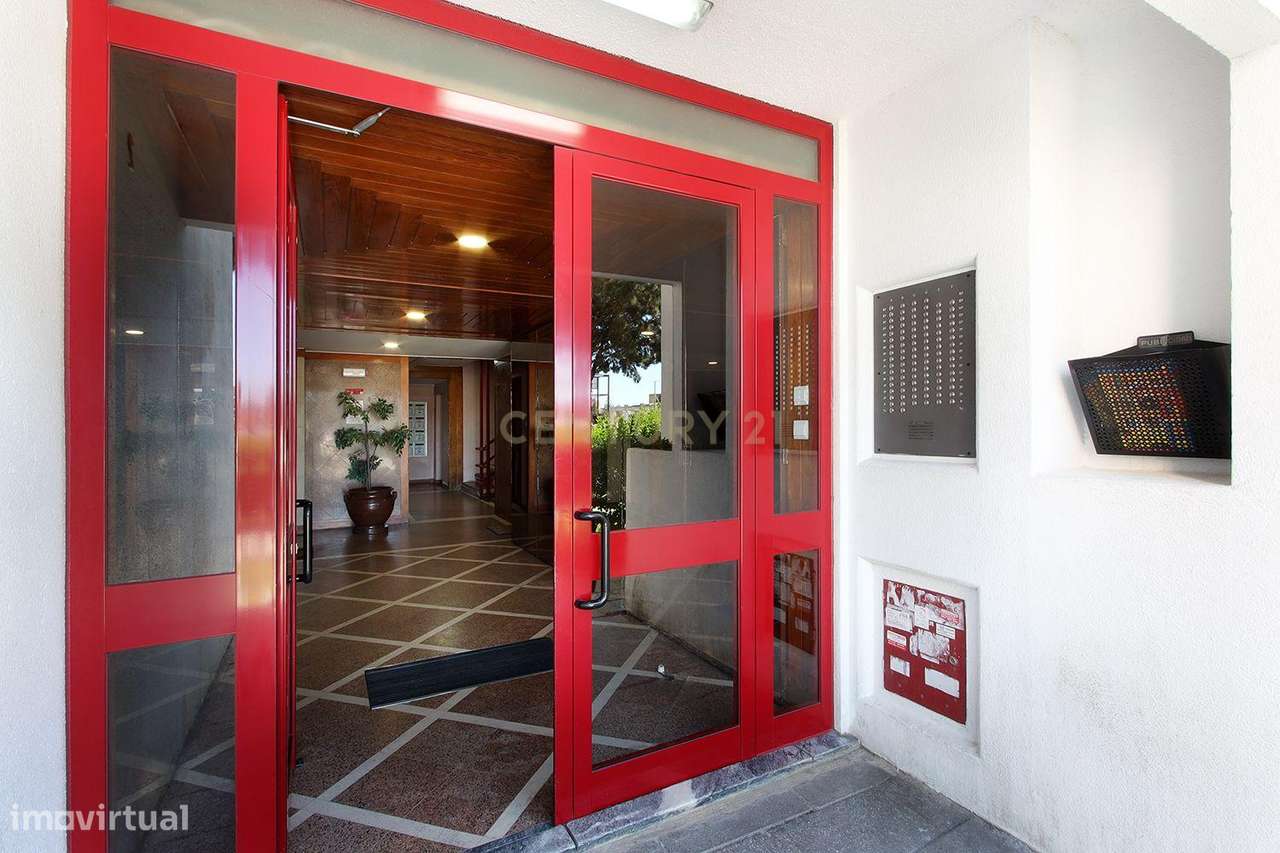 Apartamento T2 na Tapada das Mercês-15